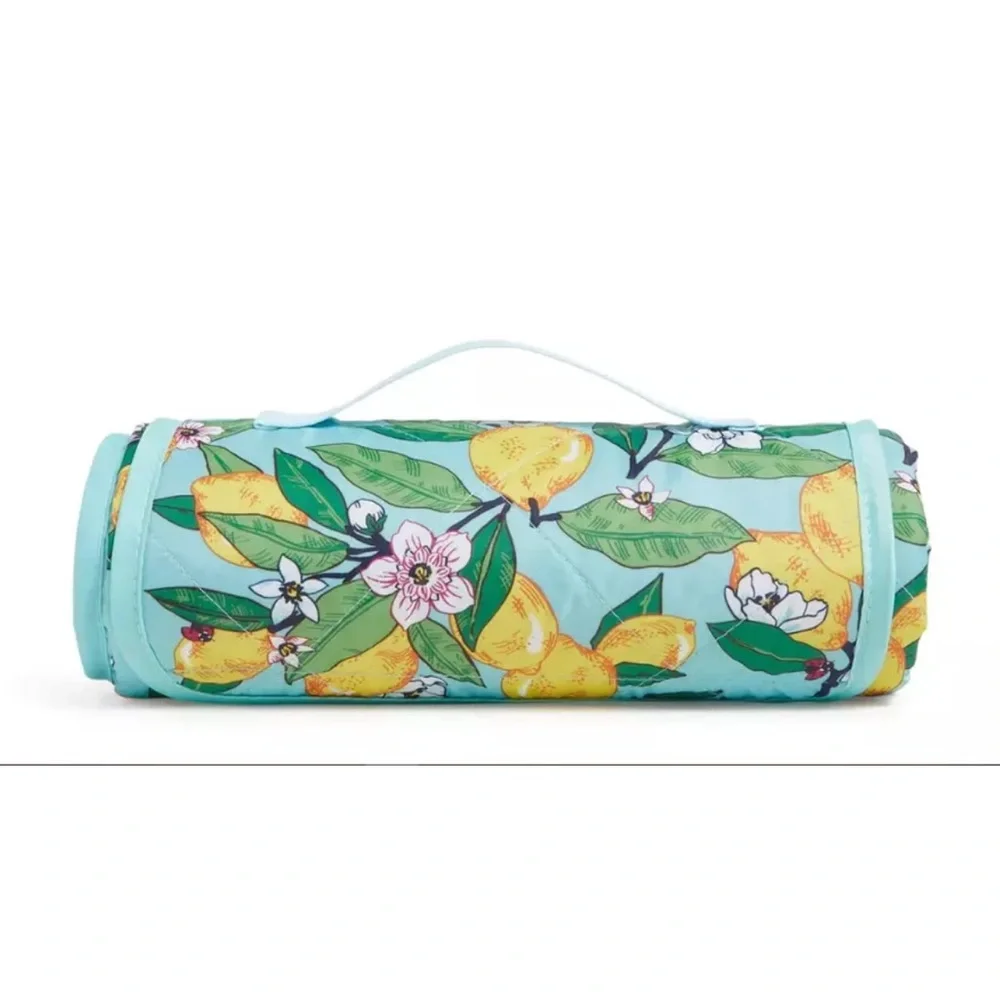 VERA BRADLEY Picnic Blanket 67” x 50” Lemon Grove Print